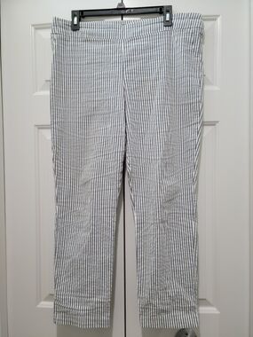 Jones New York Light Gray and White Striped Cropped Pants